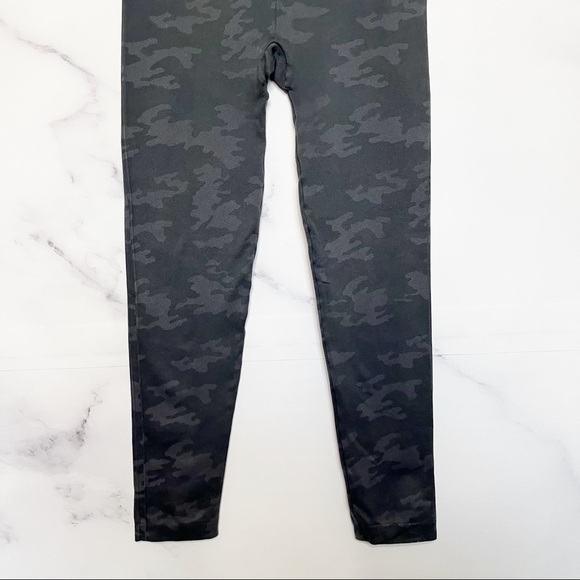 SPANX Look at Me Now Seamless Cropped Leggings in Black Camo - Picture 7 of 13